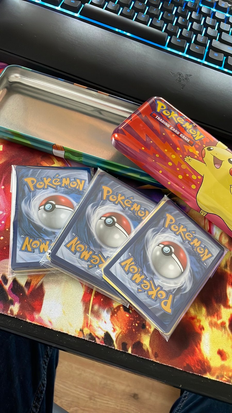 Pokemon pencil tin met pokemon kaart bundels! Sinterklaas!, Ophalen of Verzenden, Zo goed als nieuw