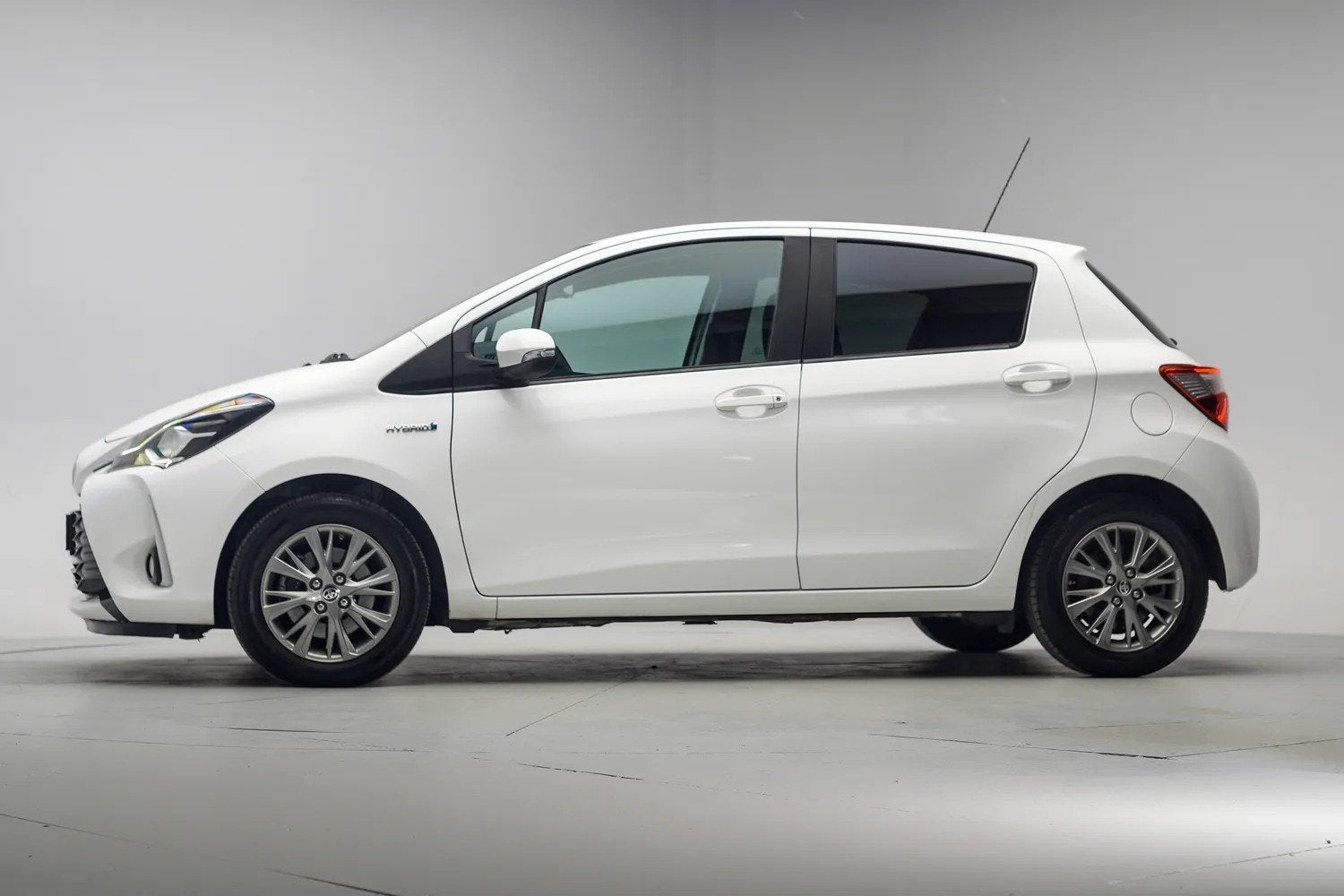 Toyota Yaris 1.5 Hybrid Dynamic [ Navigatie Cruise control K, Auto's, Automaat, 1497 cc, 4 cilinders, Wit