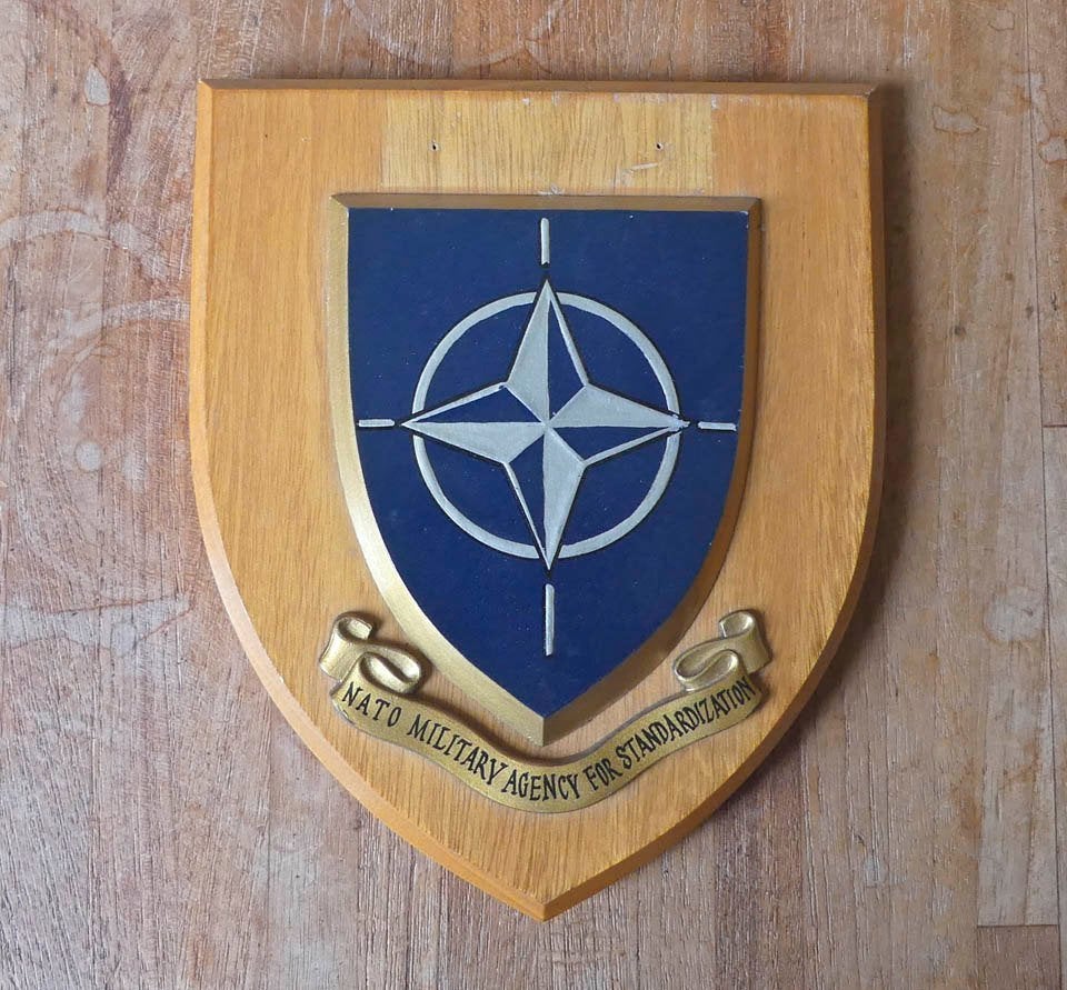 NATO schildje hout wapenschild NAVO MAS, Ophalen of Verzenden, Overige soorten, Nederland, Embleem of Badge