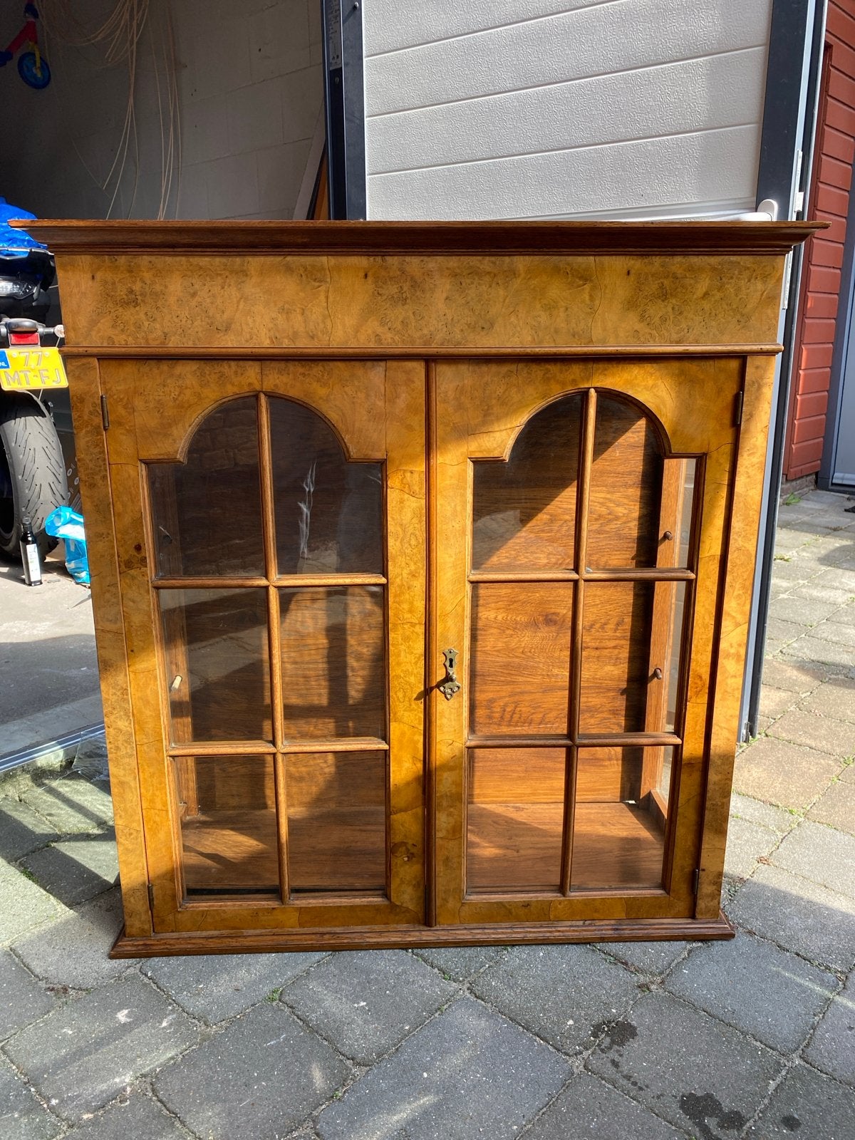 Bizonder wortelhout vitrinekast opknapper Art Deco, Ophalen of Verzenden