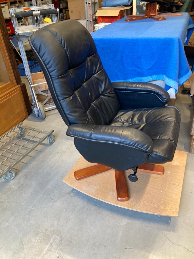 Twee zwart leren draai relaxstoelen, Huis en Inrichting, Stoelen, Ophalen of Verzenden, Zwart, Twee