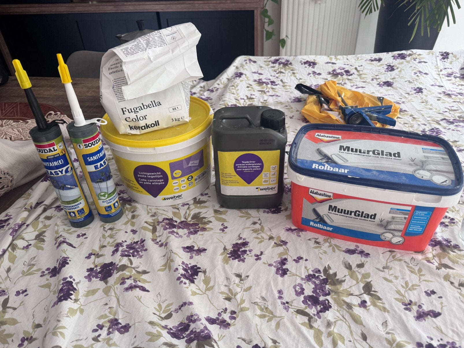 Tegelvoerg, primer, tegellijm, kit en plamuur., Ophalen, Zo goed als nieuw, Wit