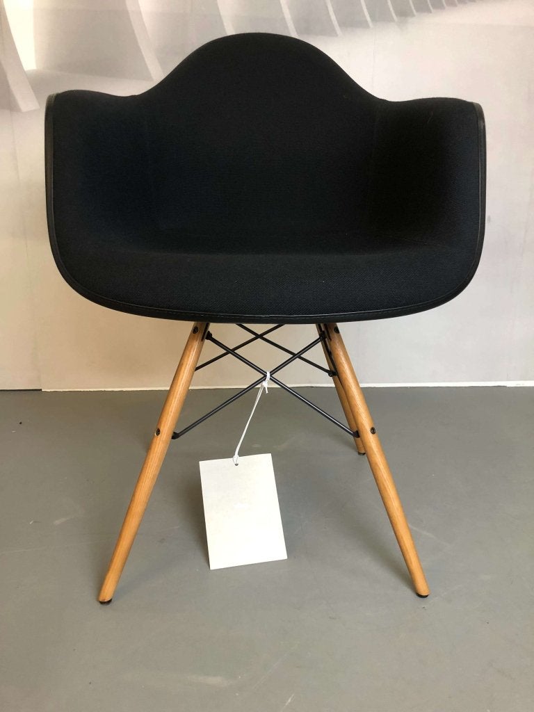 40x Vitra Eames DAW Zwarte Kuip stof zwart Esdoorn onderstel, Huis en Inrichting, Stoelen, Niet ingevuld, Zwart, Niet ingevuld