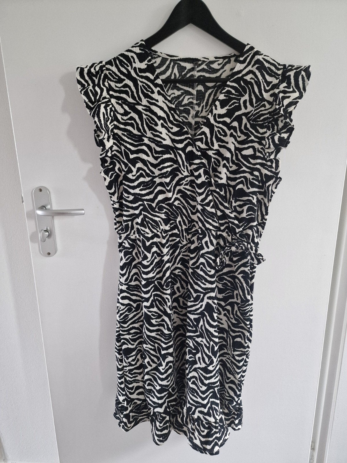 Zwart-witte jurk met zebraprint - Maat M, Ophalen, Zo goed als nieuw, Maat 38/40 (M), Zwart