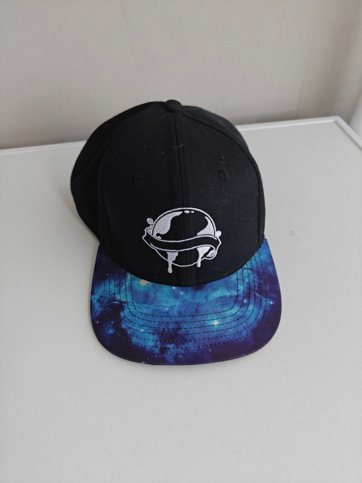Liquicity Snapback - Zwart met Galaxy Klep, Liquicity, One size fits all, Ophalen of Verzenden, Pet