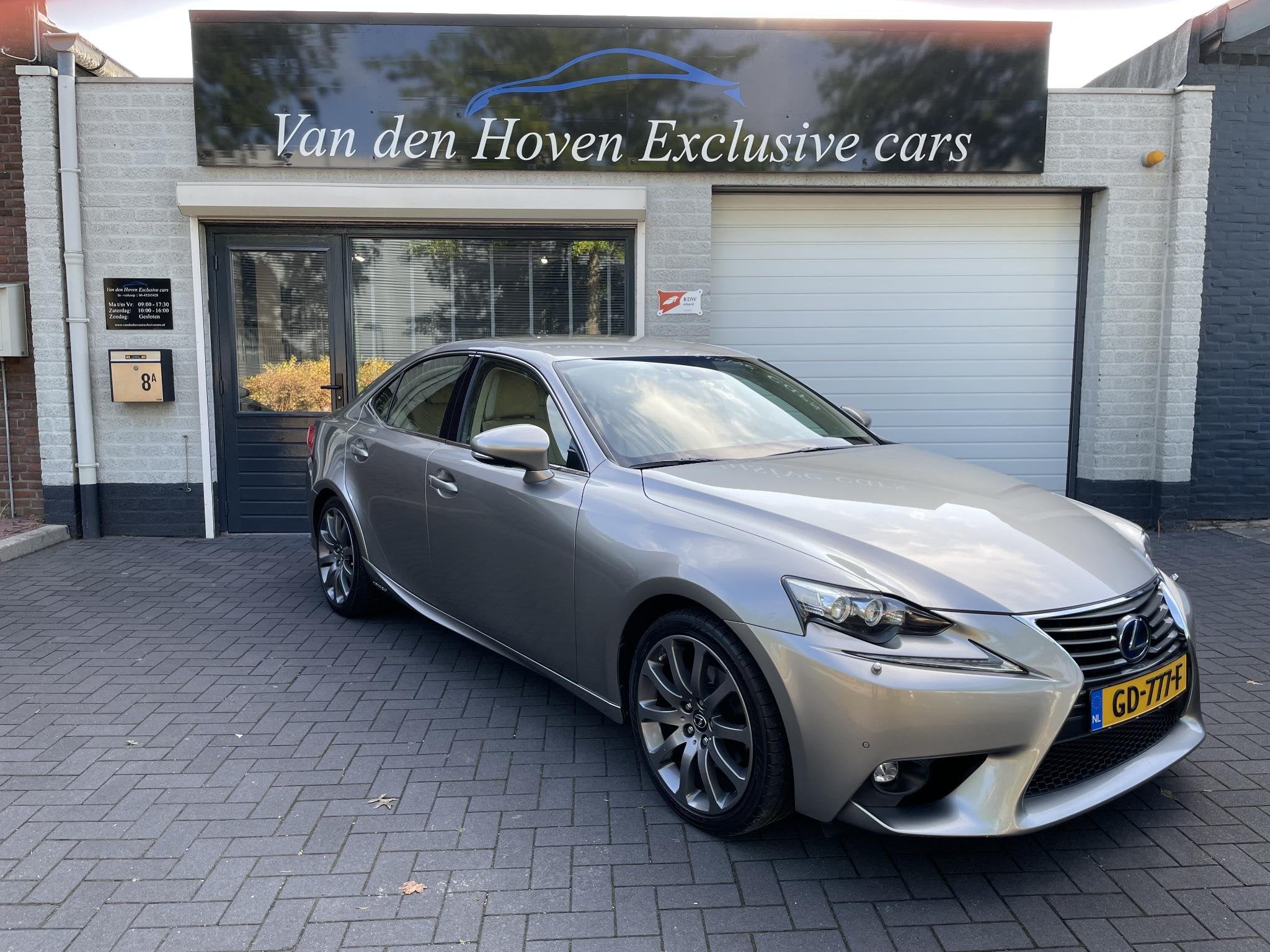 Lexus IS 300h Hybrid Luxury Line Dealer onderhouden., Auto's, Automaat, Dealer onderhouden, Achterwielaandrijving, Gebruikt