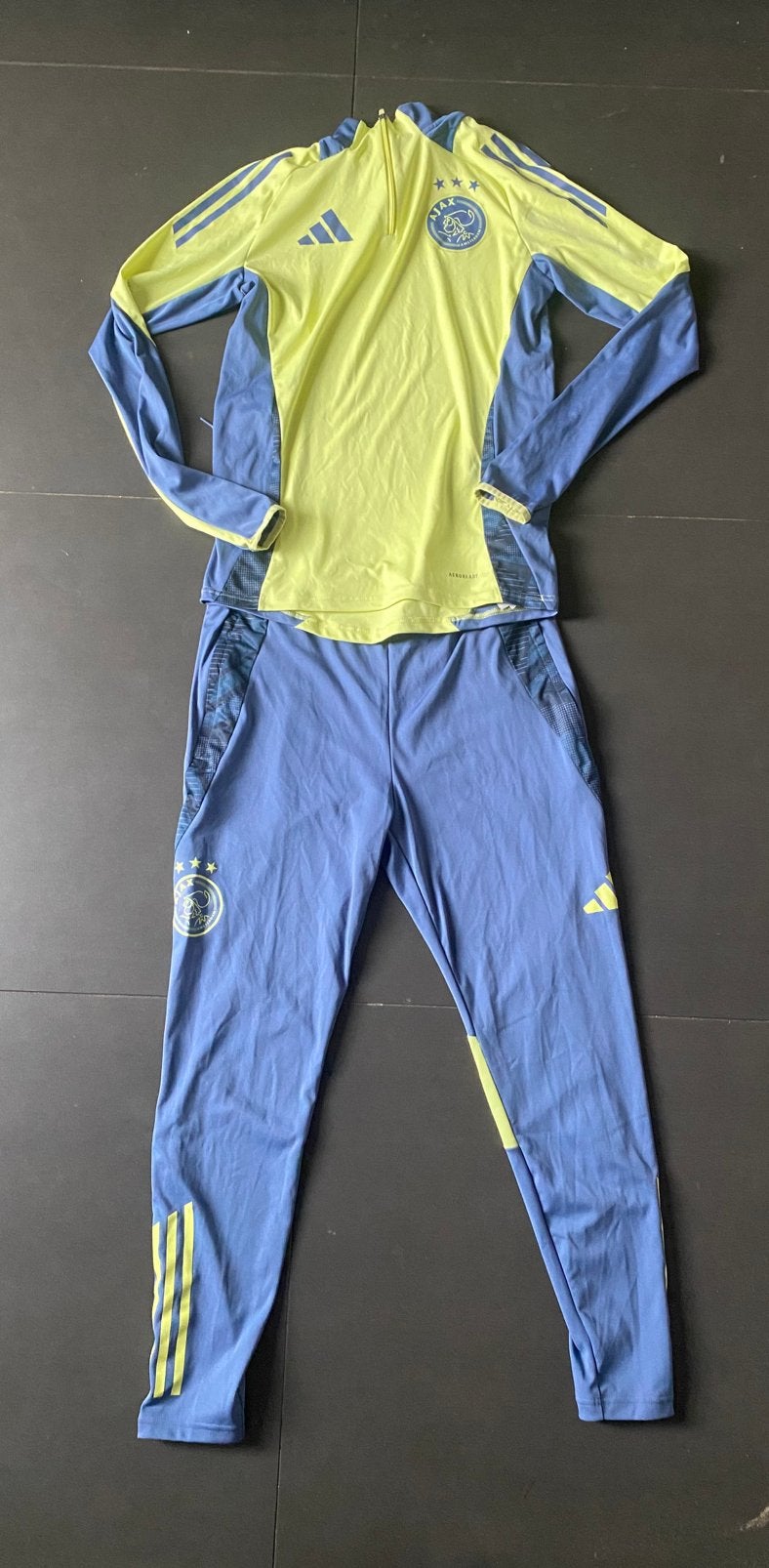 Ajax trainingspak (broek L, top S) valt als maat M, Ophalen of Verzenden, Voetbal, Gedragen, Maat 48/50 (M)