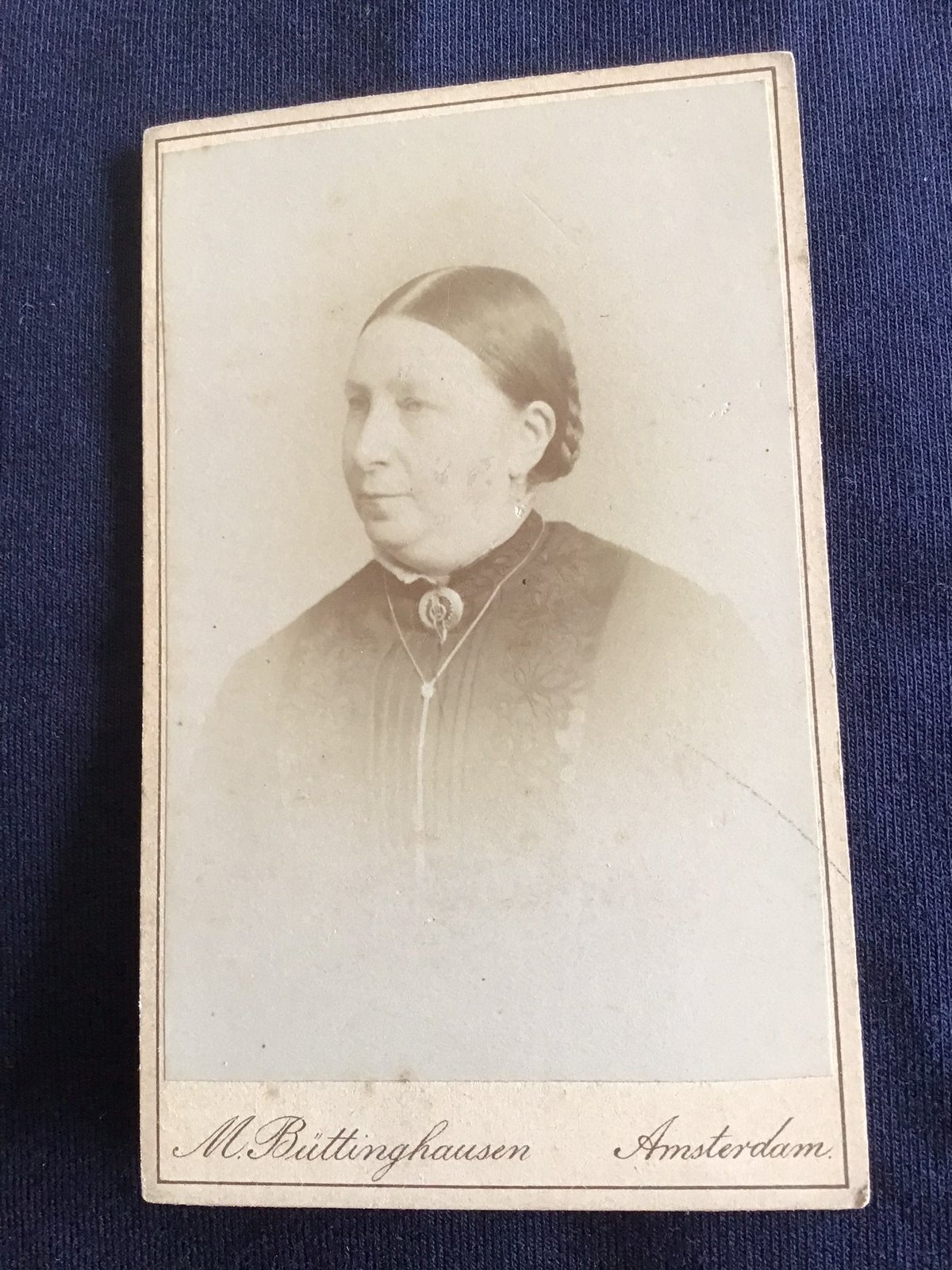CDV, Vrouw, M. BÜTTINGHAUSEN, AMSTERDAM, Carte de Visite, Ophalen of Verzenden, Voor 1940, Gebruikt, Foto
