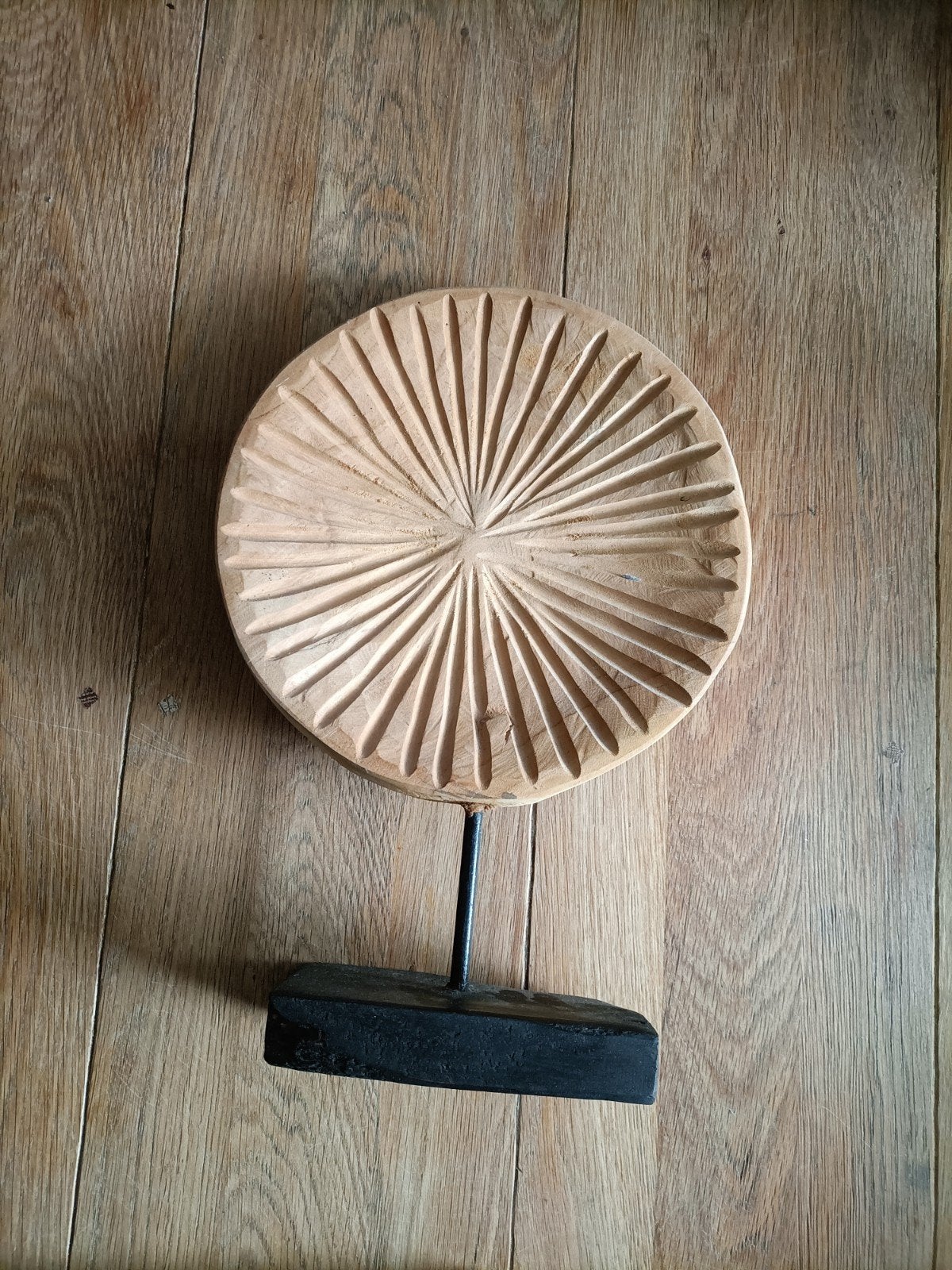 Decoratieve houten schijf op standaard - Handgesneden, Ophalen of Verzenden