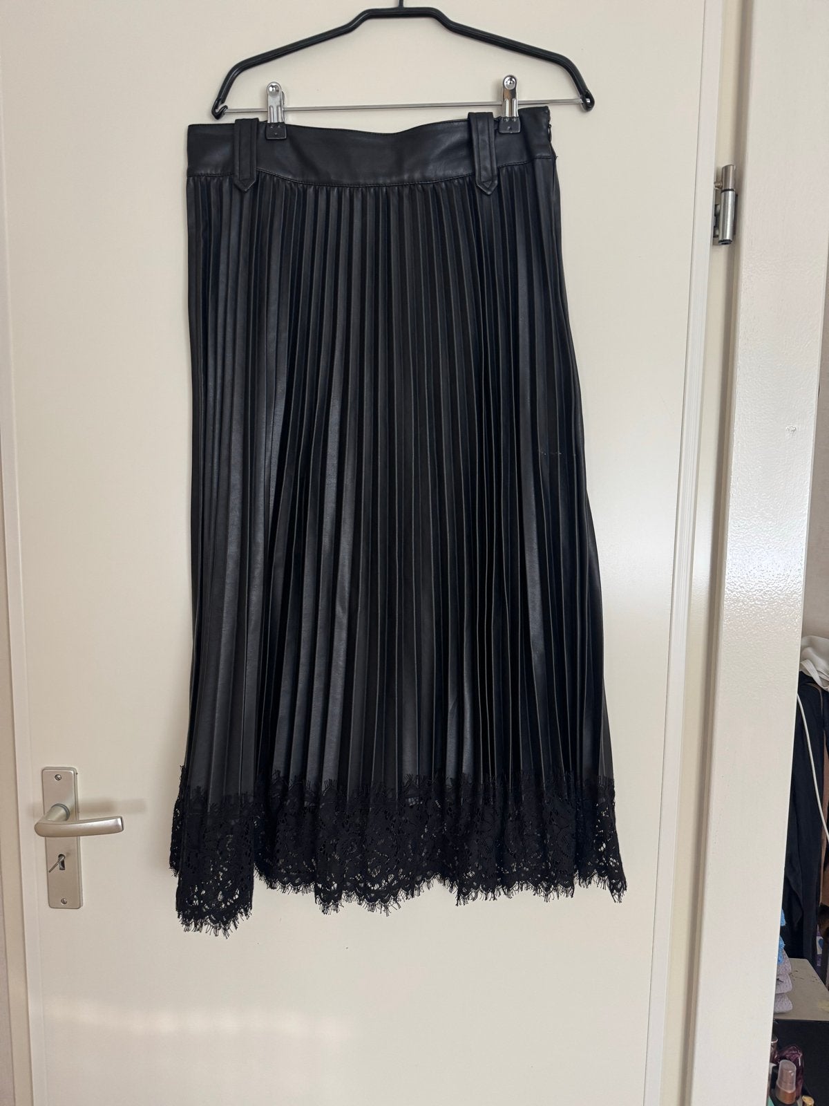Mooie zwarte plissé rok met kant, Kleding | Dames, Rokken, Maat 38/40 (M), Zwart, Ophalen of Verzenden, Zo goed als nieuw