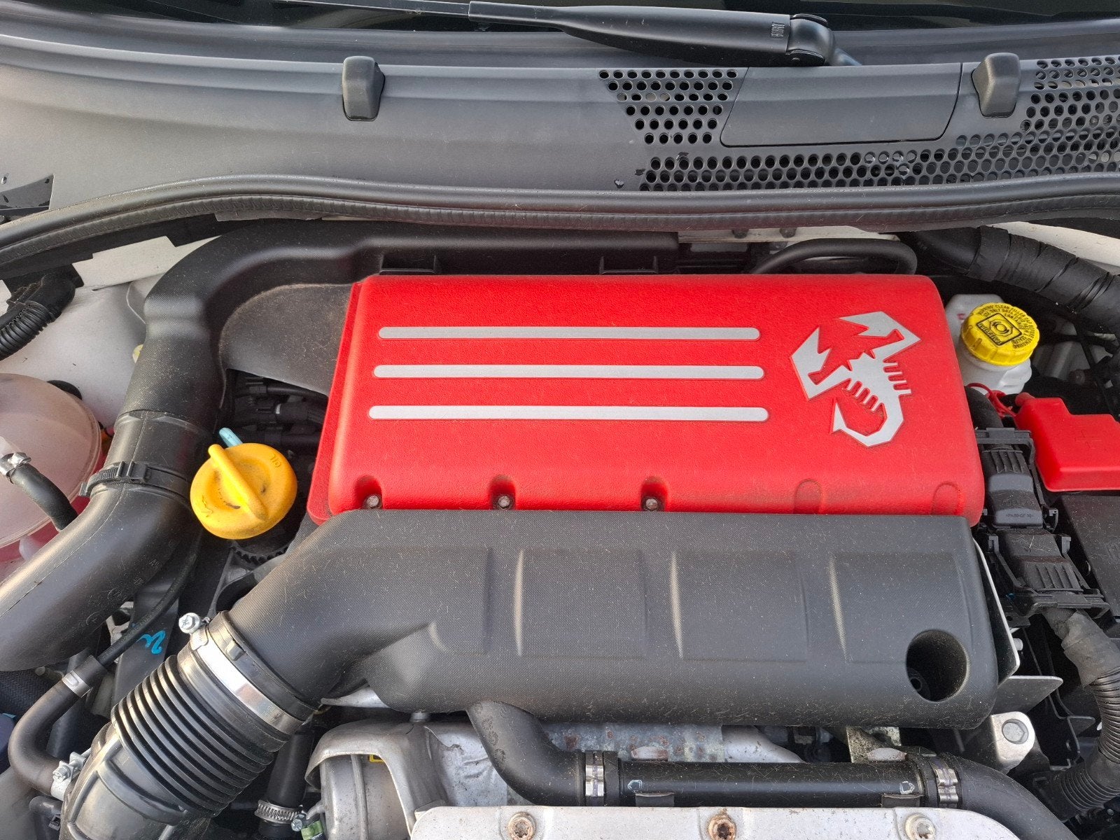 Foto 22 van Fiat 500 1.4 T-jet Abarth 595 145pk Wit 2019 Leder