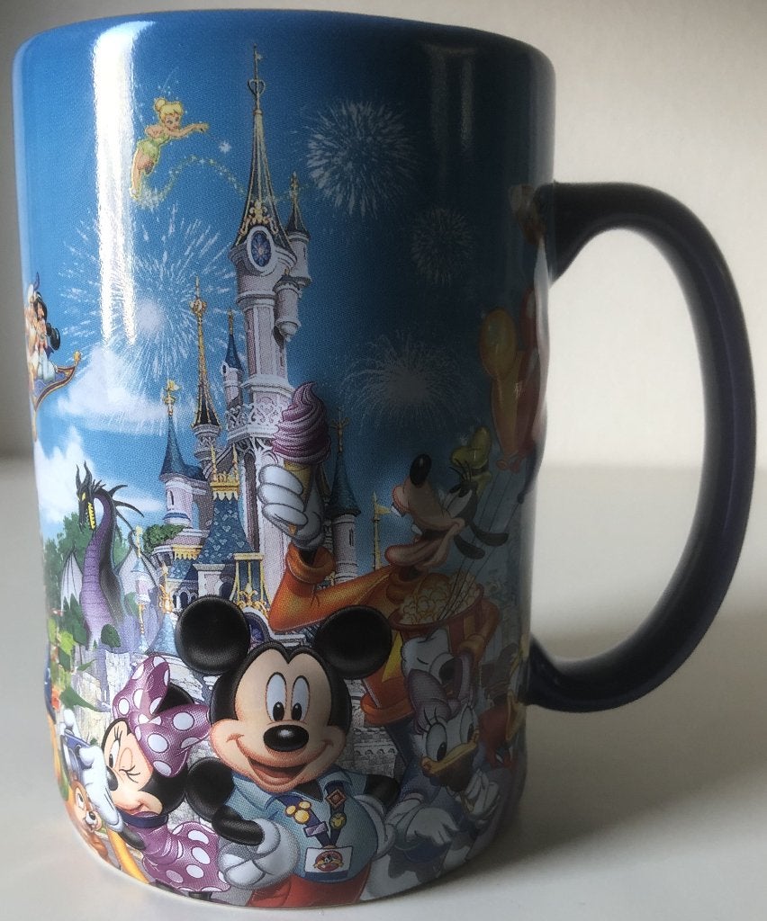 DISNEY - DISNEYLAND PARIS - MOK - 13,5 CM HOOG - MET RELIEF, Ophalen of Verzenden, Overige figuren, Zo goed als nieuw, Gebruiksvoorwerp