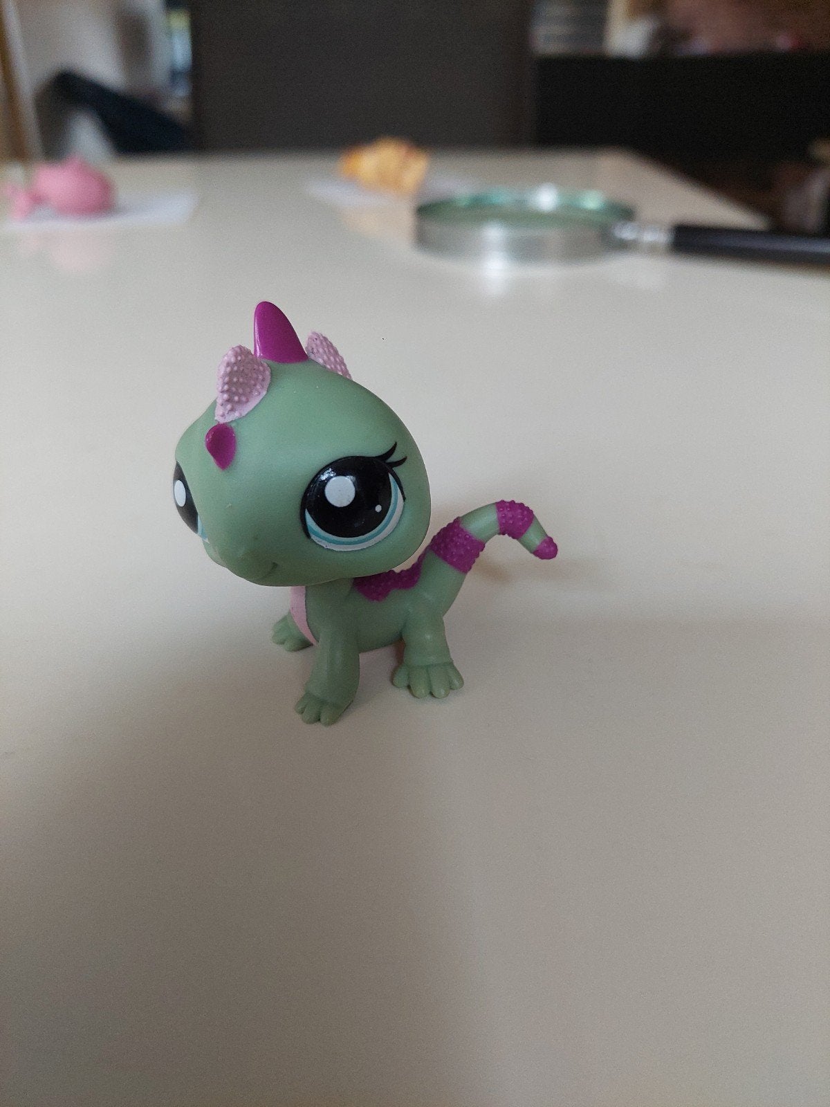 Littlest Pet Shop (LPS) groen roze leguaan, "1865"., Verzamelen, Ophalen of Verzenden, Zo goed als nieuw