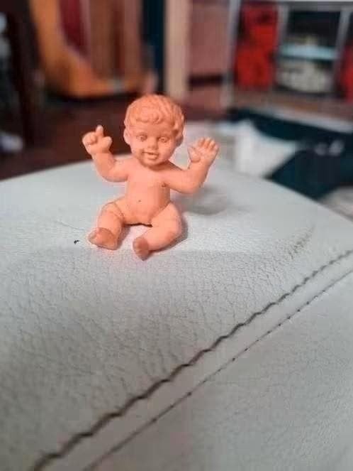 Poppenhuis miniatuur baby popje zittend, Ophalen of Verzenden, Gebruikt