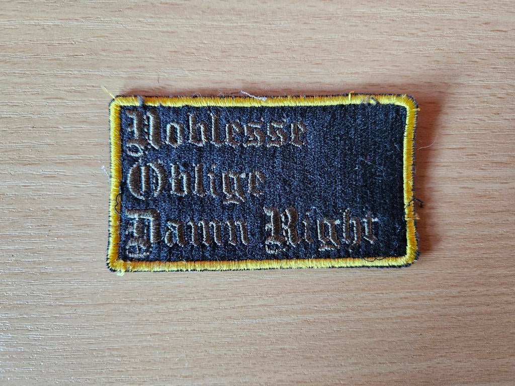 Patch embleem badge Noblesse Oblige Damn Right, Ophalen of Verzenden, Zo goed als nieuw, Applicatie