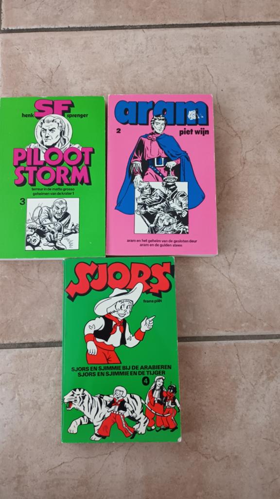 3 verschillende pocket 2 zijn 1973 sjors 1972, Meerdere stripboeken, Ophalen of Verzenden, Gelezen