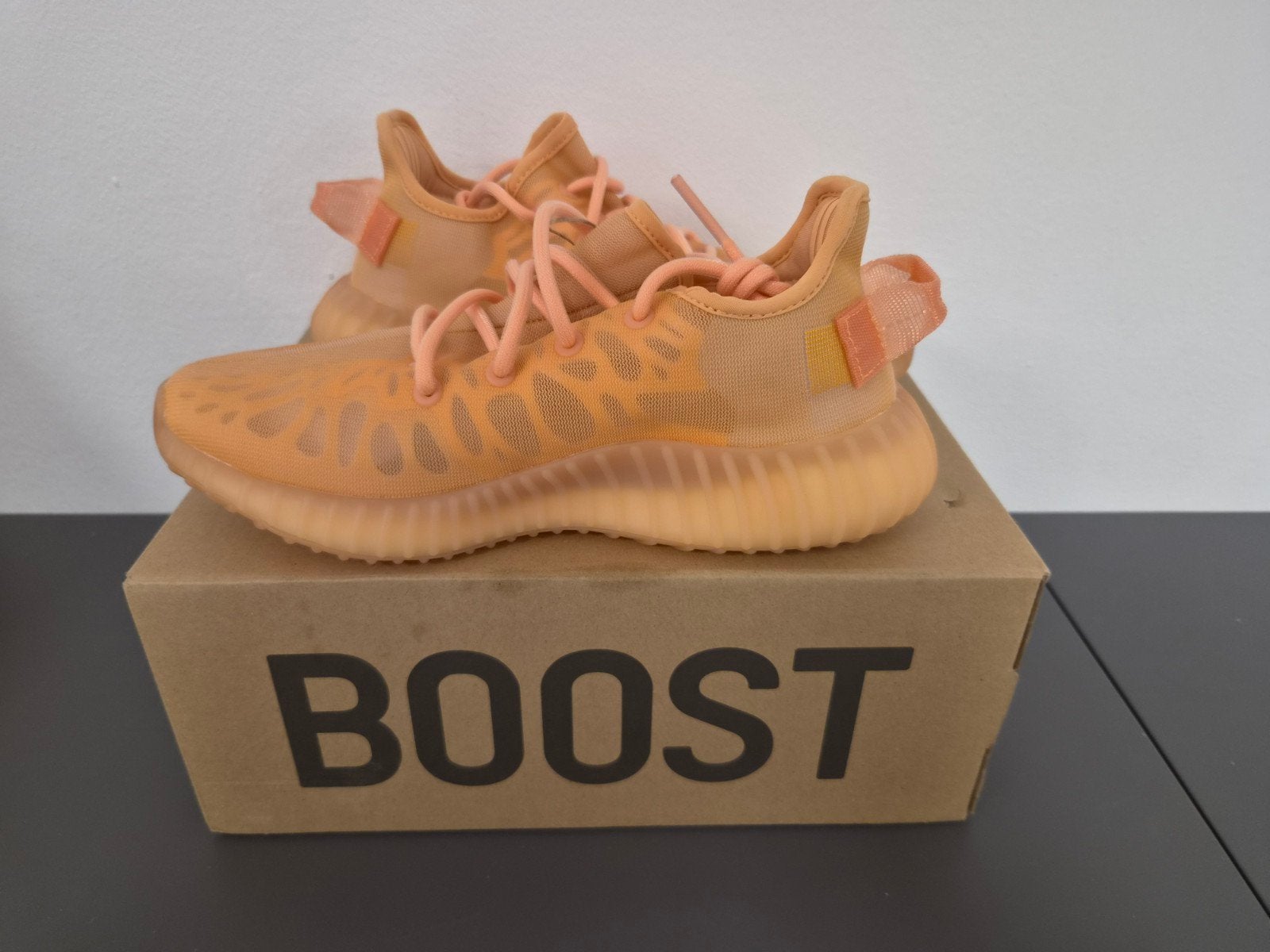 Adidas Yeezy Boost 350 V2 - Oranje Sneakers, Adidas Yeezy, Nieuw, Oranje, Ophalen of Verzenden