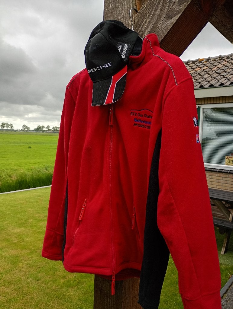 Porsche Gt3 cup challenge Fleece jas en pet, Ophalen of Verzenden, Zo goed als nieuw, Maat 48/50 (M), Rood