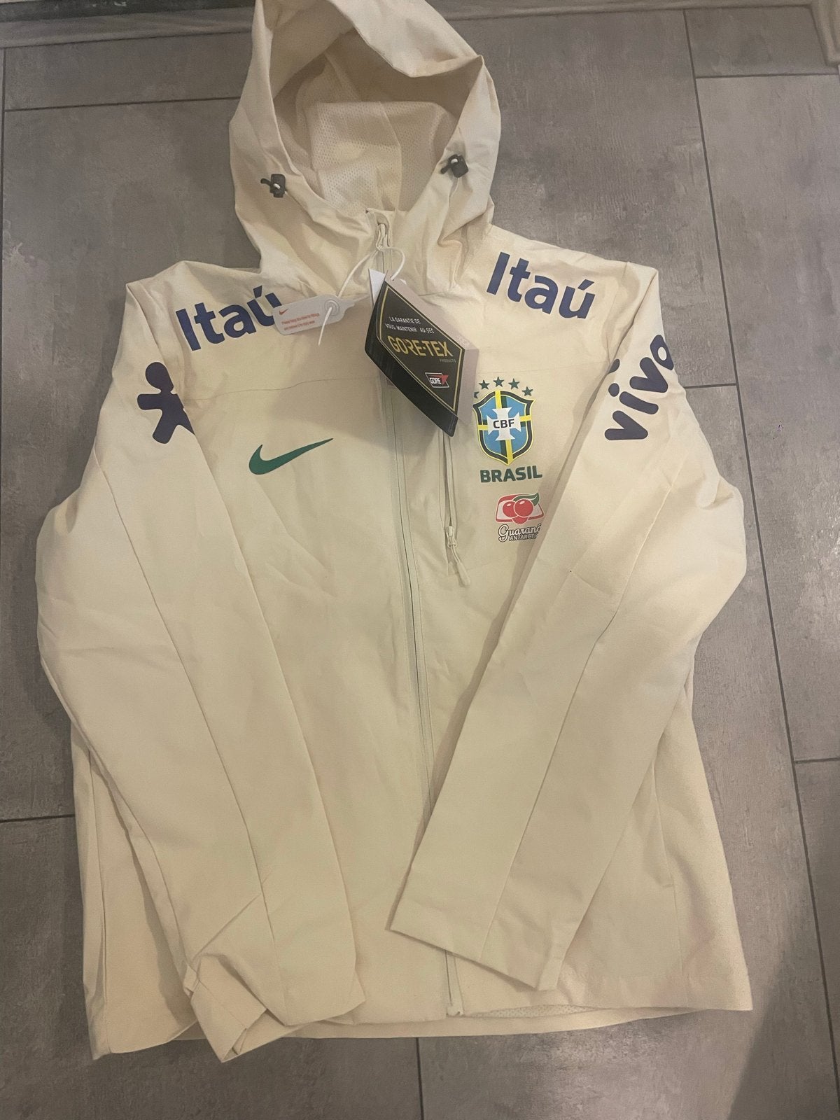 Nike Brasil CBF Gore-Tex Jas - Nieuw met labels, Ophalen of Verzenden, Nieuw, Maat 52/54 (L), Beige