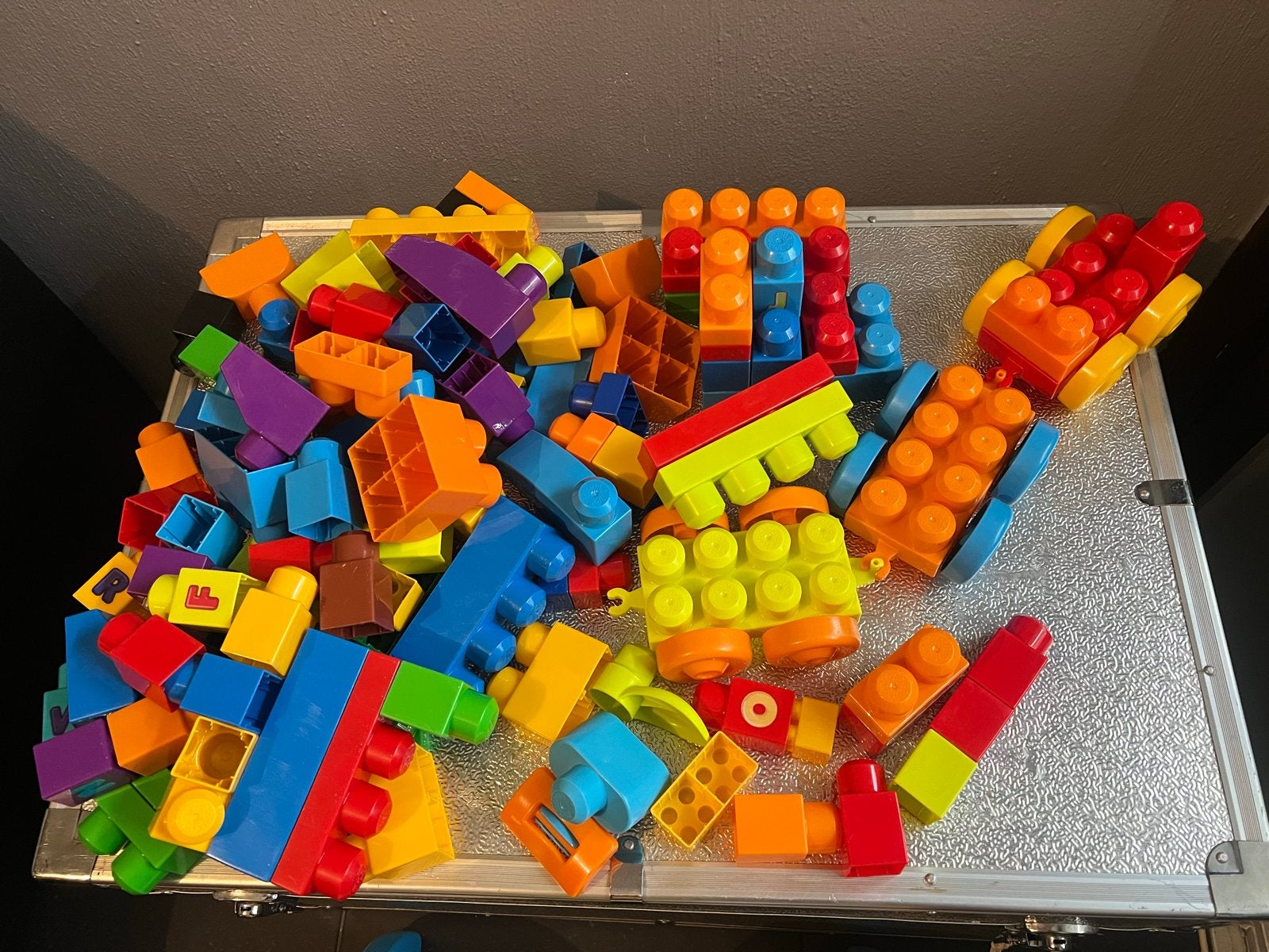 Grote partij Mega Bloks bouwstenen met wielen, Kinderen en Baby's, Speelgoed | Bouwstenen, Ophalen of Verzenden, Gebruikt, Megabloks