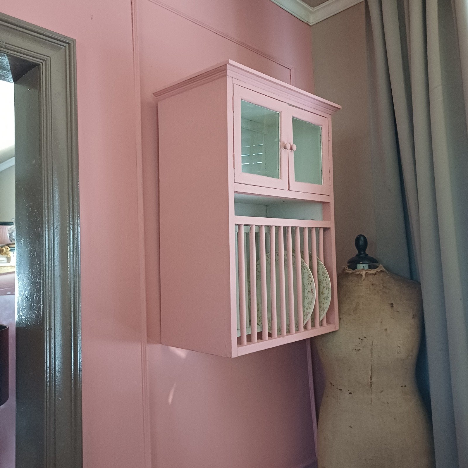 Mooi brocant roze bordenrek hangkastje boho bohemian, Antiek en Kunst, Curiosa en Brocante, Ophalen