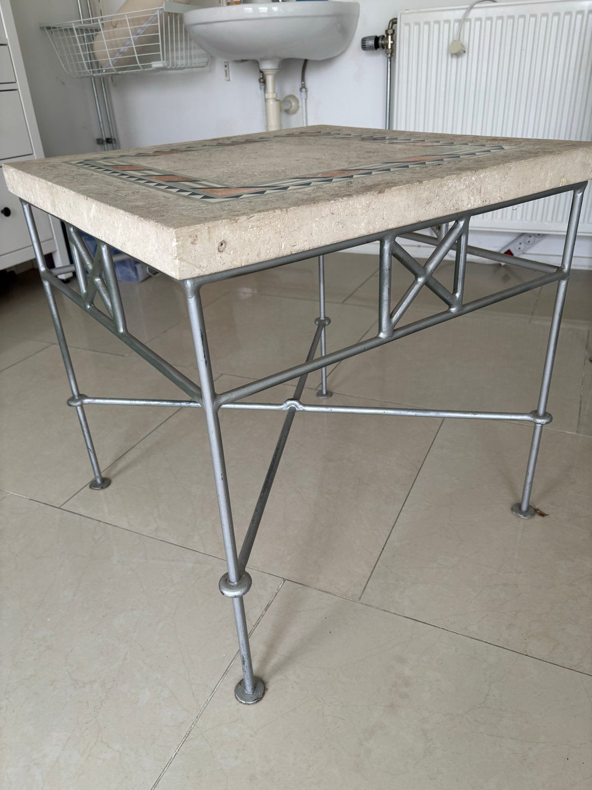 2 Bijzettafels met natuurstenen blad en metalen onderstel, Huis en Inrichting, Tafels | Bijzettafels, Ophalen, Gebruikt, Metaal of Aluminium
