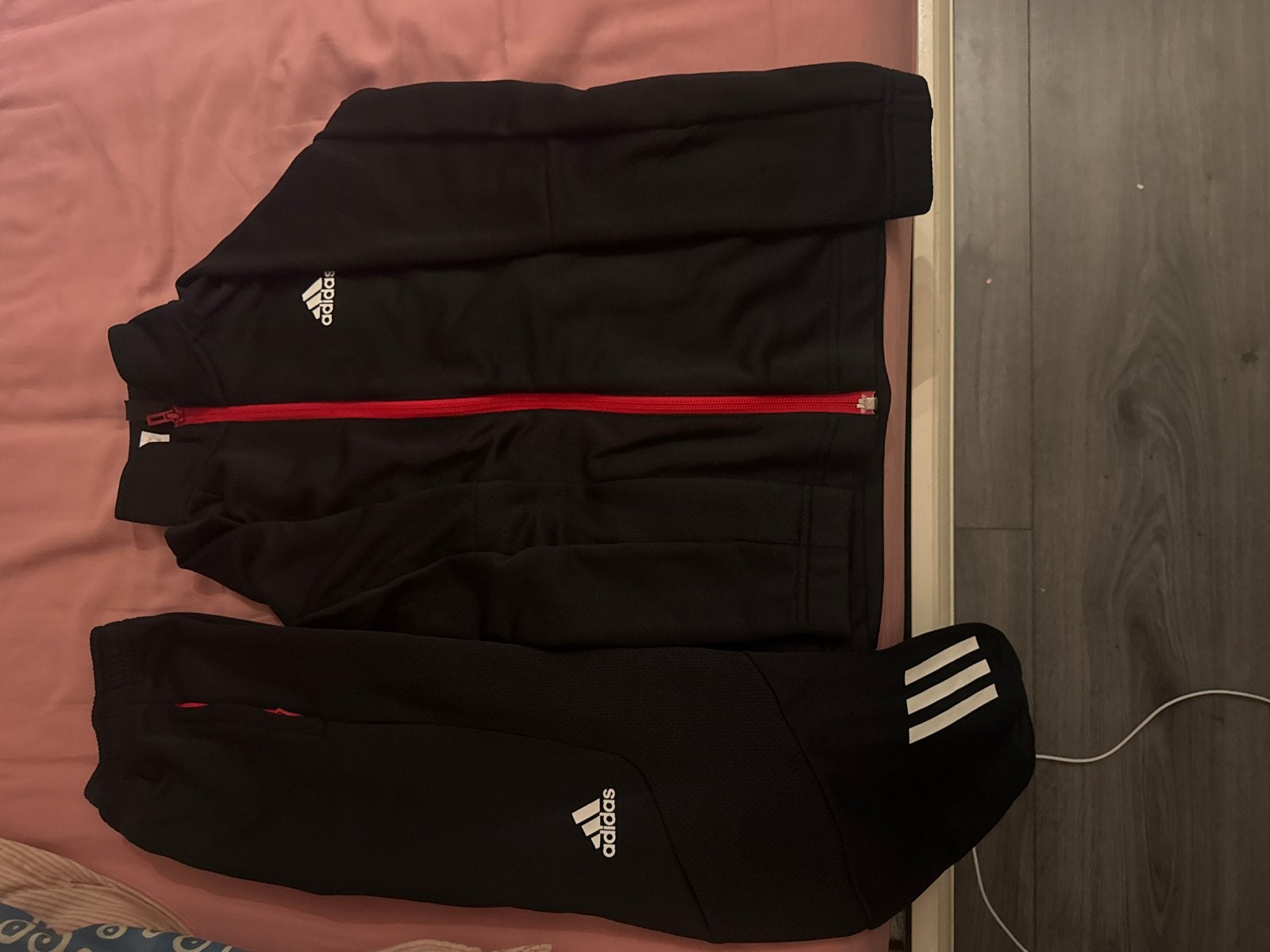 Adidas trainingspak zwart met rode rits 9-10, Zwart, Overige maten, Ophalen of Verzenden, Zo goed als nieuw