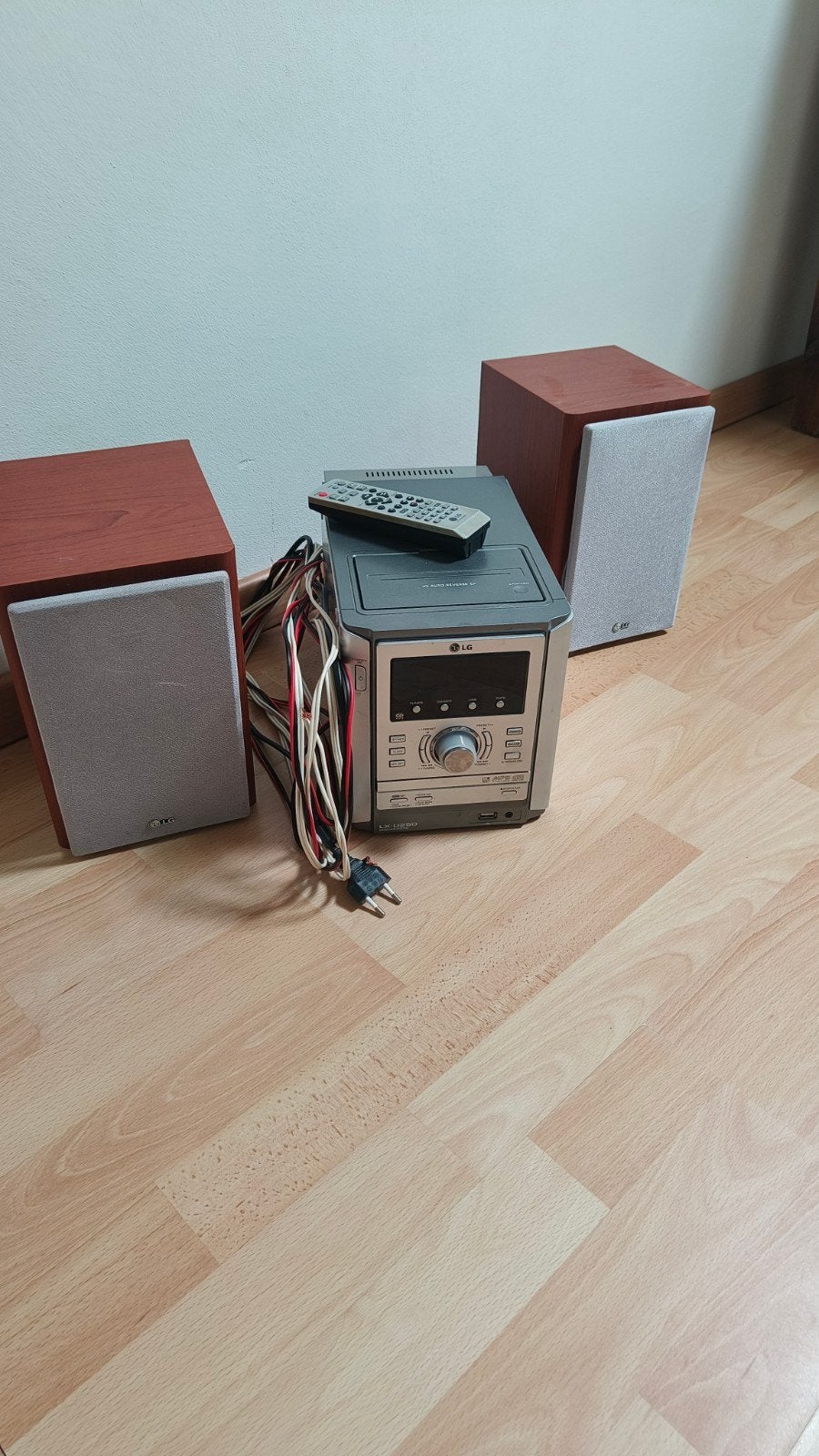 LG radio, Tuner of Radio, MP3-aansluiting, Zo goed als nieuw, Ophalen