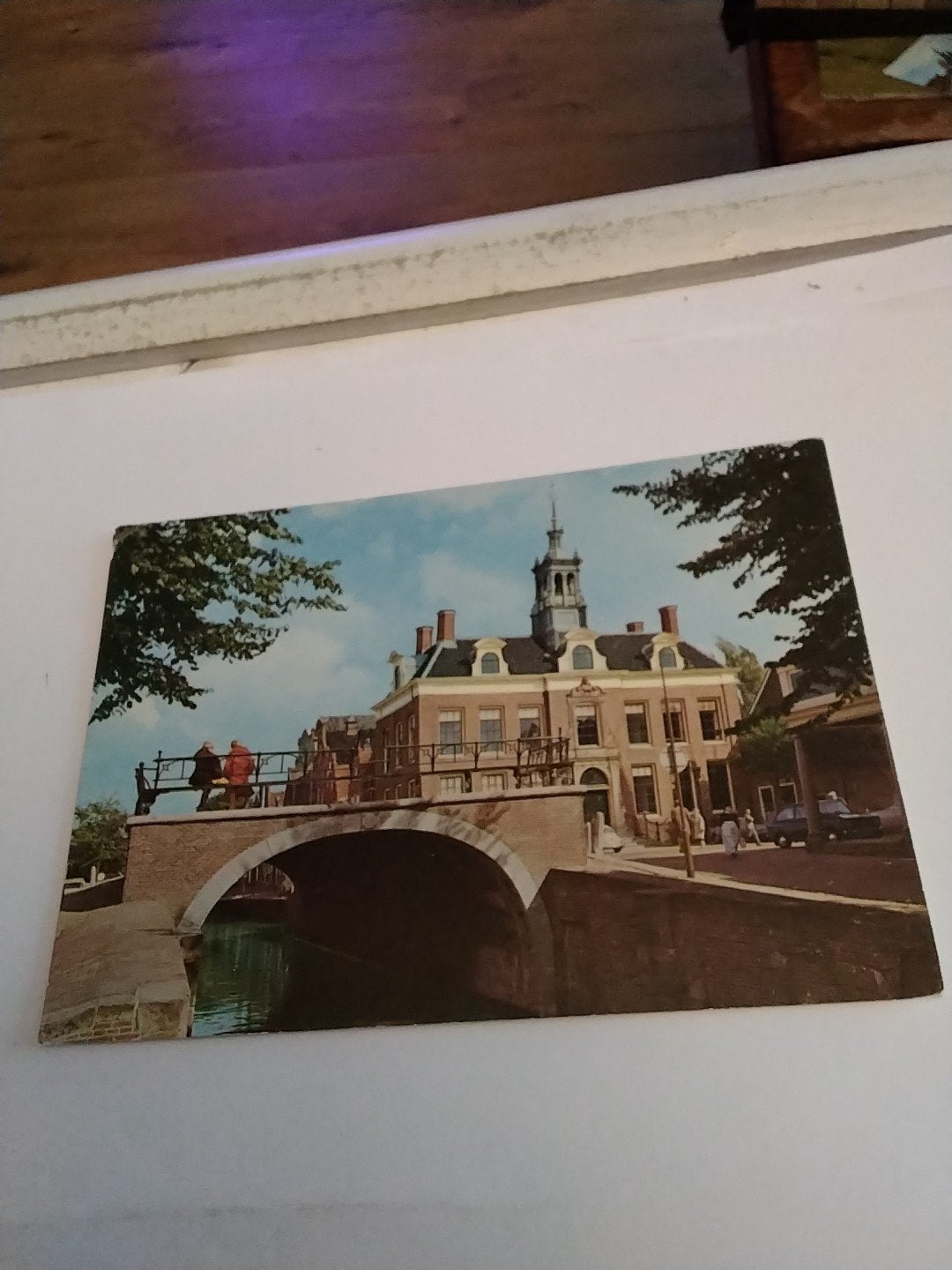 Oude ansichtkaart van EDAM een gracht met brug en gebouw, Ophalen of Verzenden, Noord-Holland