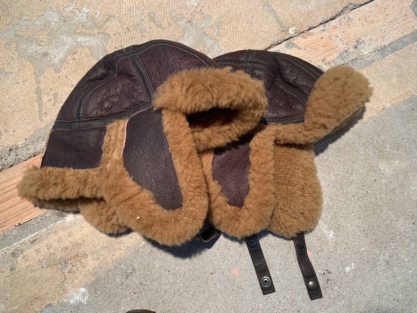 2x sheepskin flight cap vliegeniersmuts (Irvin / Eastman, Ophalen of Verzenden, Zo goed als nieuw, Overige maten, Muts