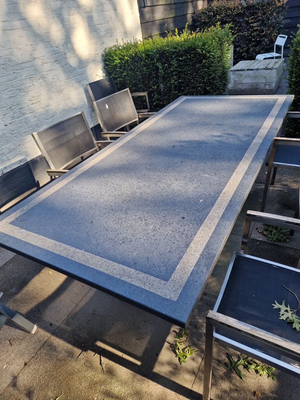 Grote rechthoekige tuintafel van metaal en graniet., Tuin en Terras, Ophalen of Verzenden, Gebruikt, Rechthoekig, Metaal