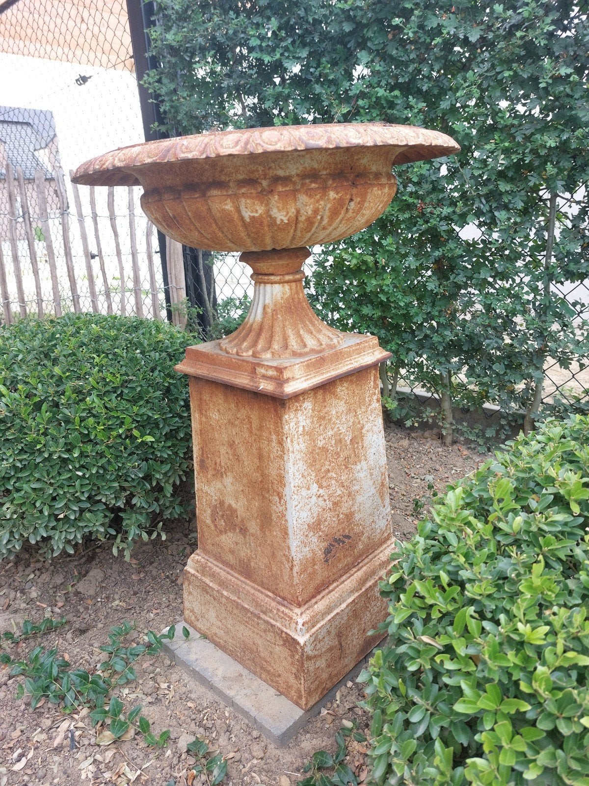 Antieke gietijzeren tuinvaas op sokkel 80cm, Ophalen of Verzenden