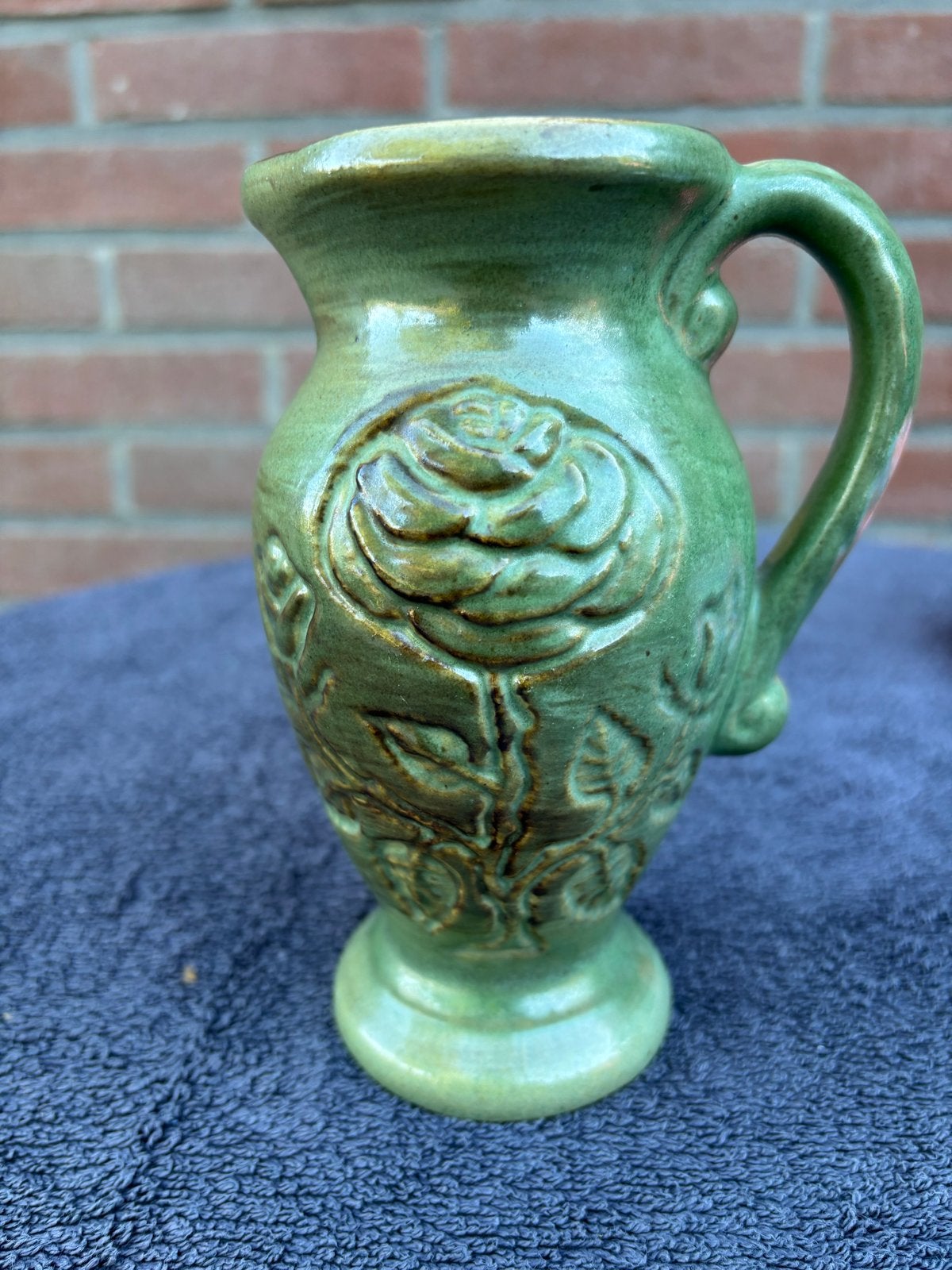 Vintage Groene Keramische Kan met Rozenreliëf, Ophalen of Verzenden