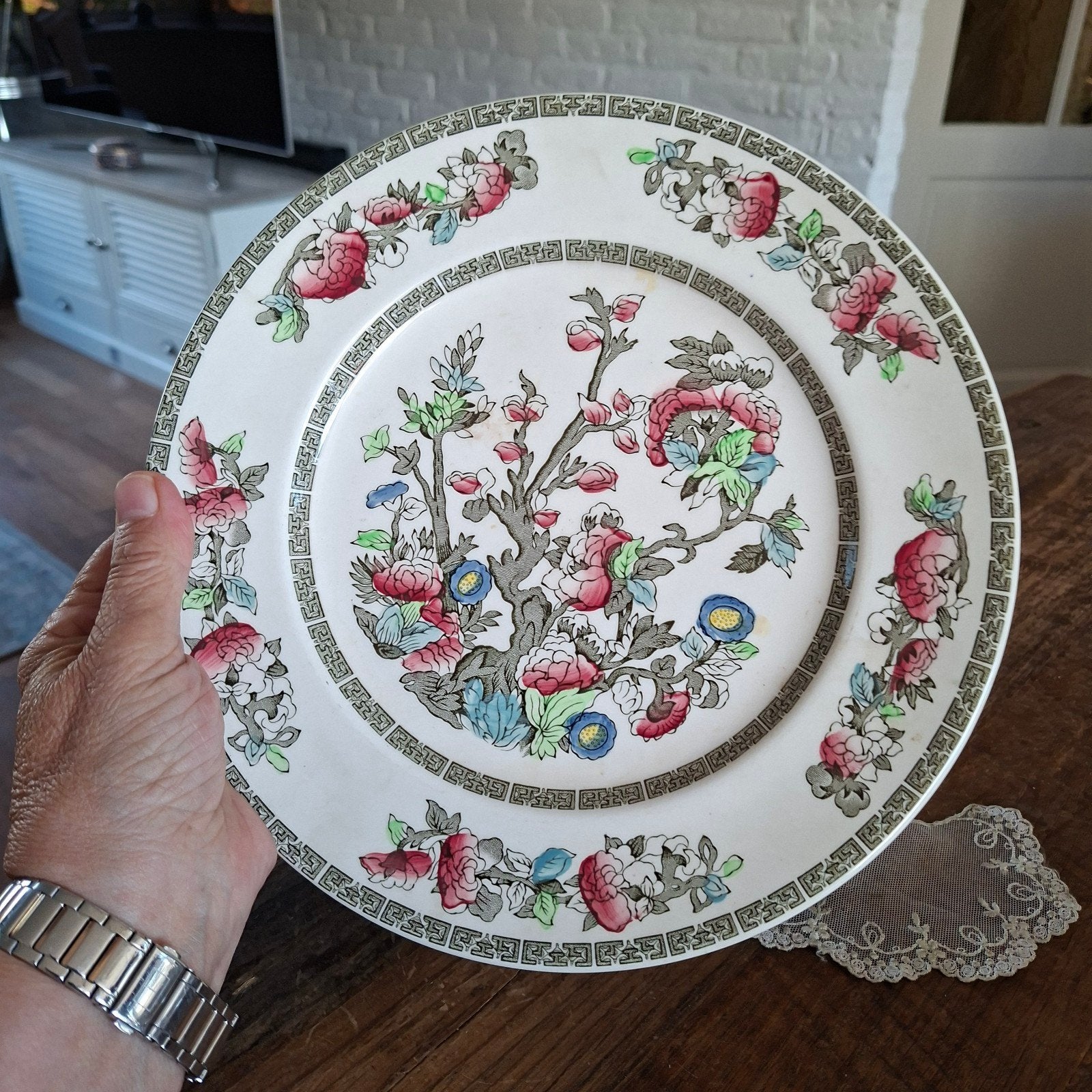 Engels Bord met Bloemen erop 25 cm groot, Ophalen of Verzenden