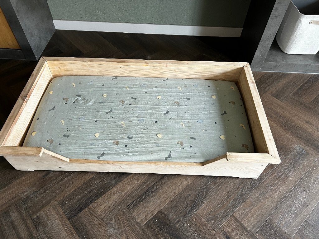 Hondenbed van hout 130x70cm (incl matras), Ophalen, Gebruikt, Overige