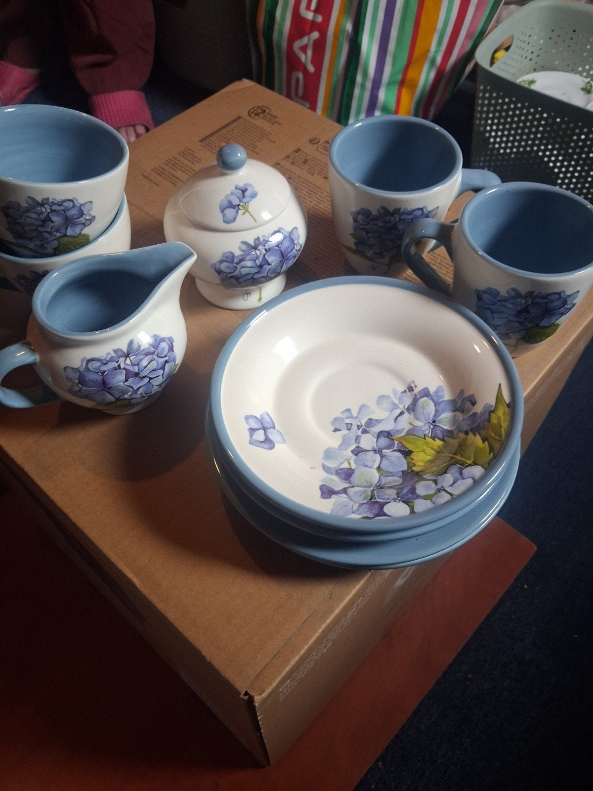 Servies met Hortensia decoratie  Jet by ter steege, Huis en Inrichting, Keuken | Servies, Zo goed als nieuw, Kop(pen) en/of Schotel(s)