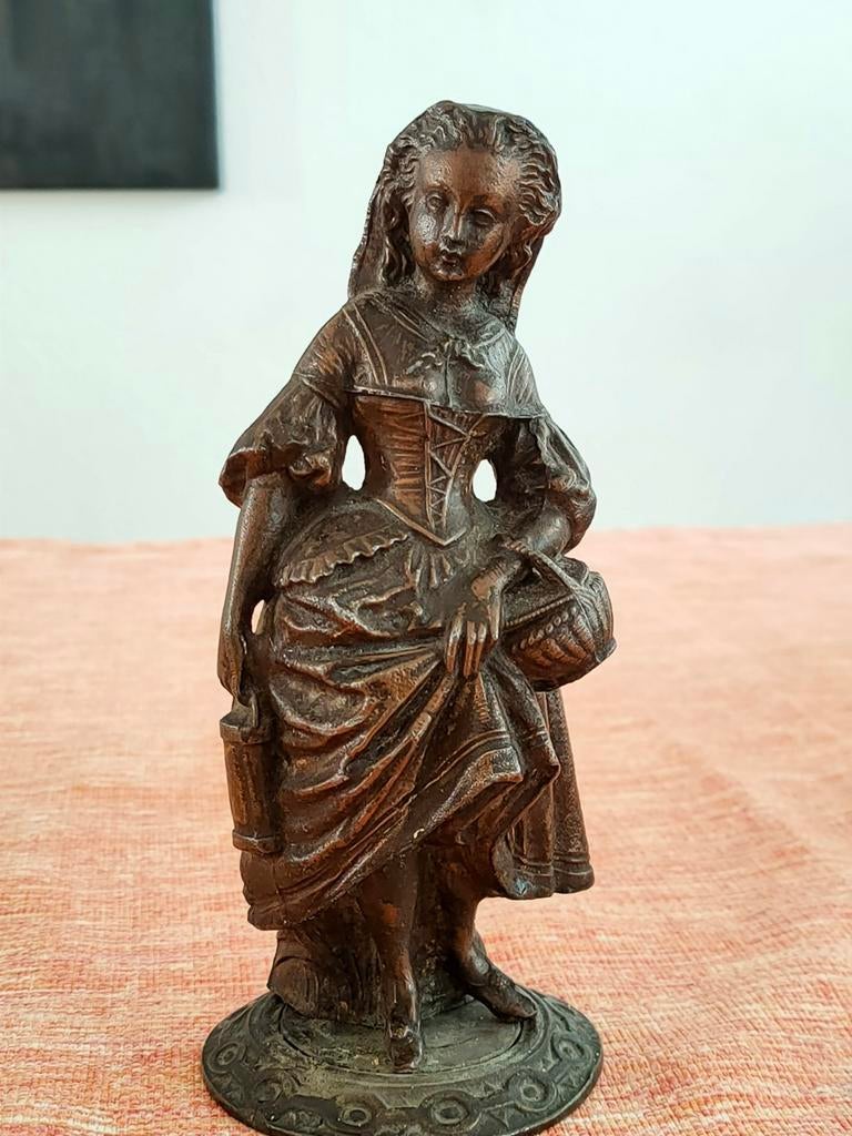 Antieke Spelter Figurine - 18e Eeuw Stijl Melkmeisje, Minder dan 20 cm, Ophalen of Verzenden, Gepatineerd, Beeld
