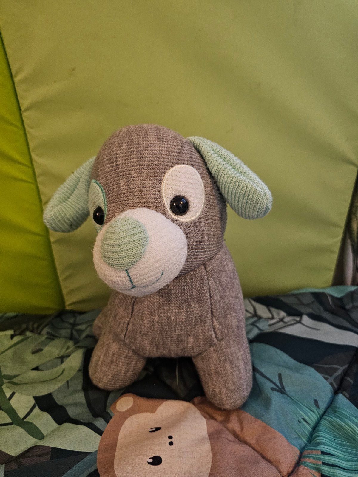 Schattige grijze knuffelhond met mintgroene accenten, Grijs, Zo goed als nieuw, Middelgroot (20 tot 80 cm), Hond