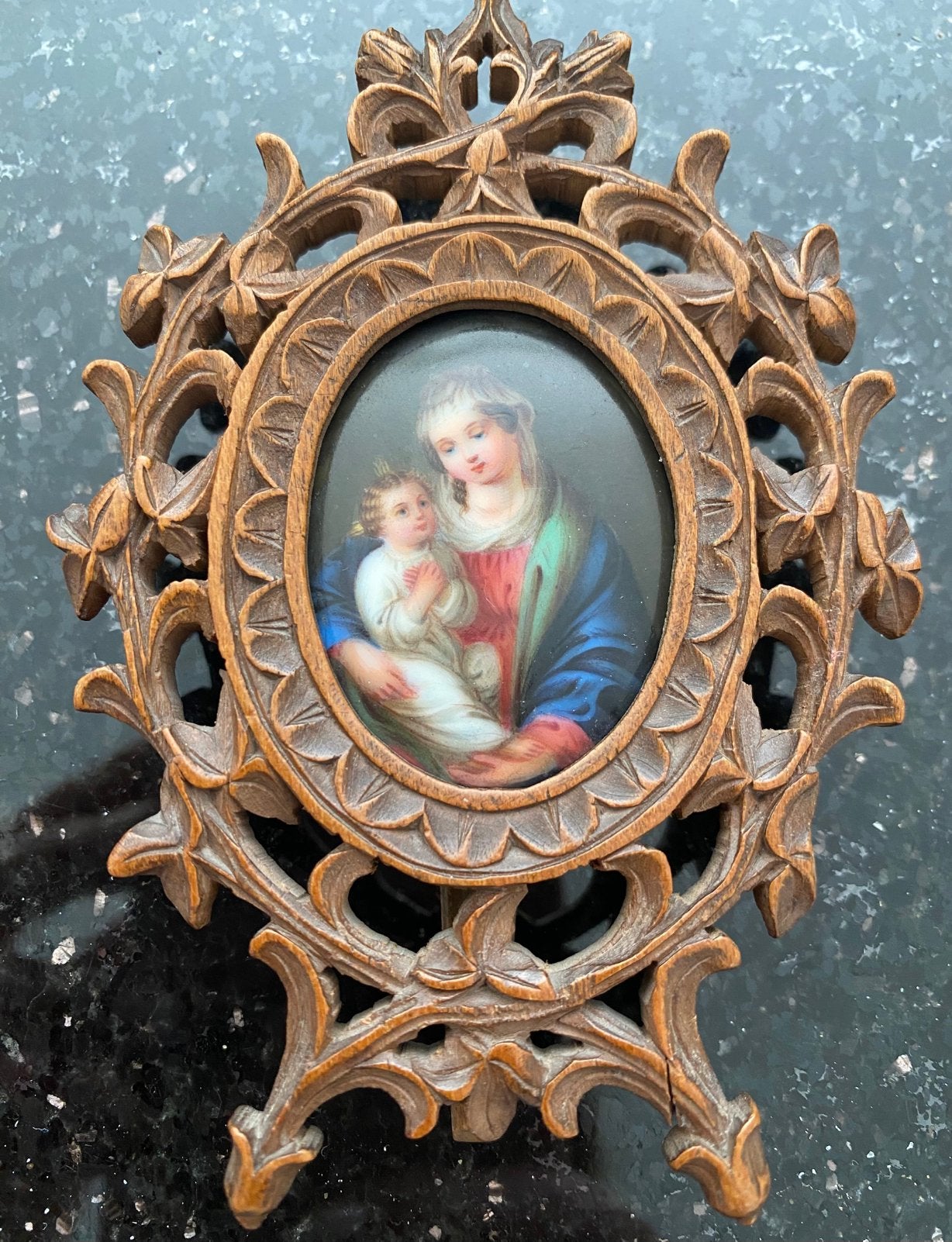 Antieke porseleinen madonna in kleine houten lijstje, Antiek en Kunst, Ophalen of Verzenden