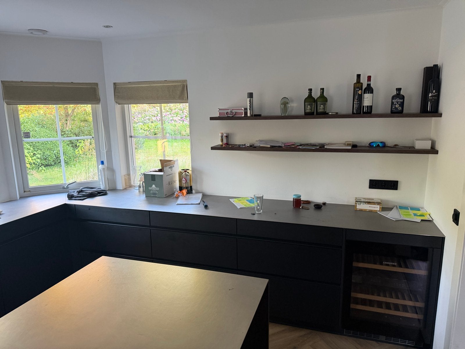 Moderne Hoekkeuken met Kookeiland en Wijnkoeler, Ophalen, Gebruikt, Overige materialen, Zwart
