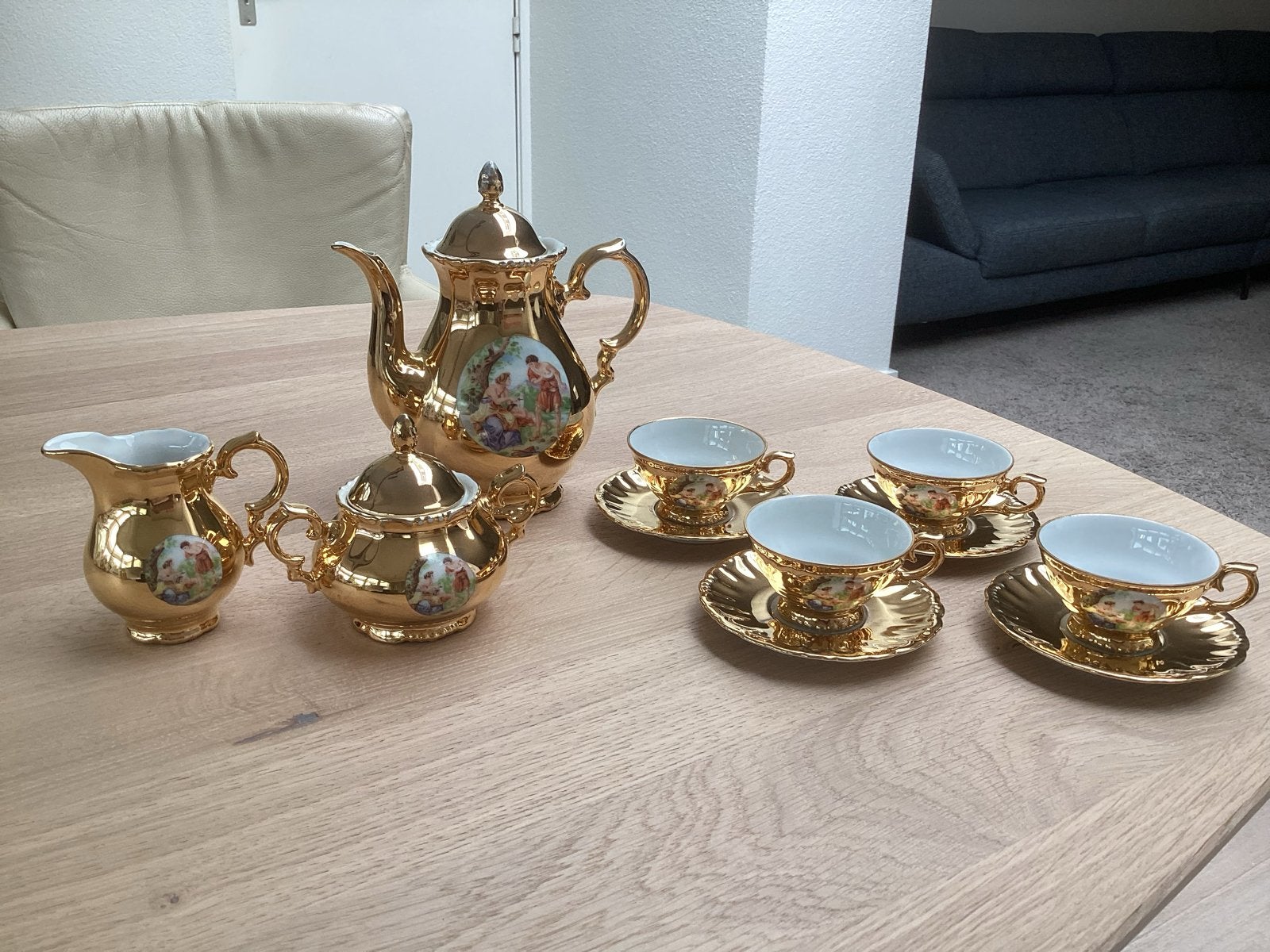 Gouden theeservies Bavaria met romantische taferelen, Ophalen