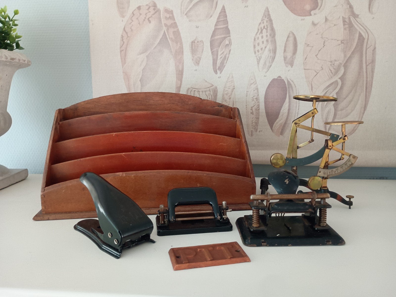 Antieke Bureauartikelen: PTT Plaquette, Perforators, Weegsch, Antiek en Kunst, Ophalen of Verzenden