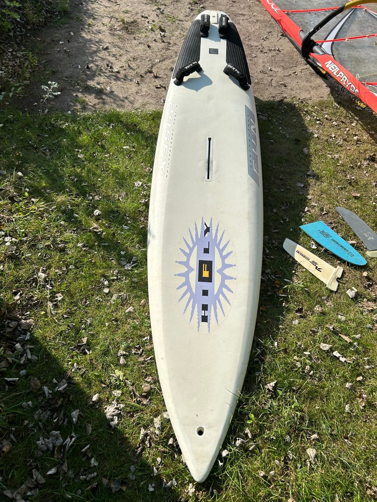 Snelle Hi Fly 295 windsurfplank, Watersport en Boten, 250 tot 300 cm, Gebruikt, Met vin(nen), Plank