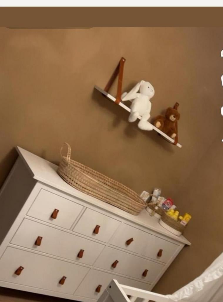 Gratis Ikea wandplank wit met cognackleurige hengsels, Kinderen en Baby's, Kinderkamer | Commodes en Kasten, Gebruikt, 105 cm of meer