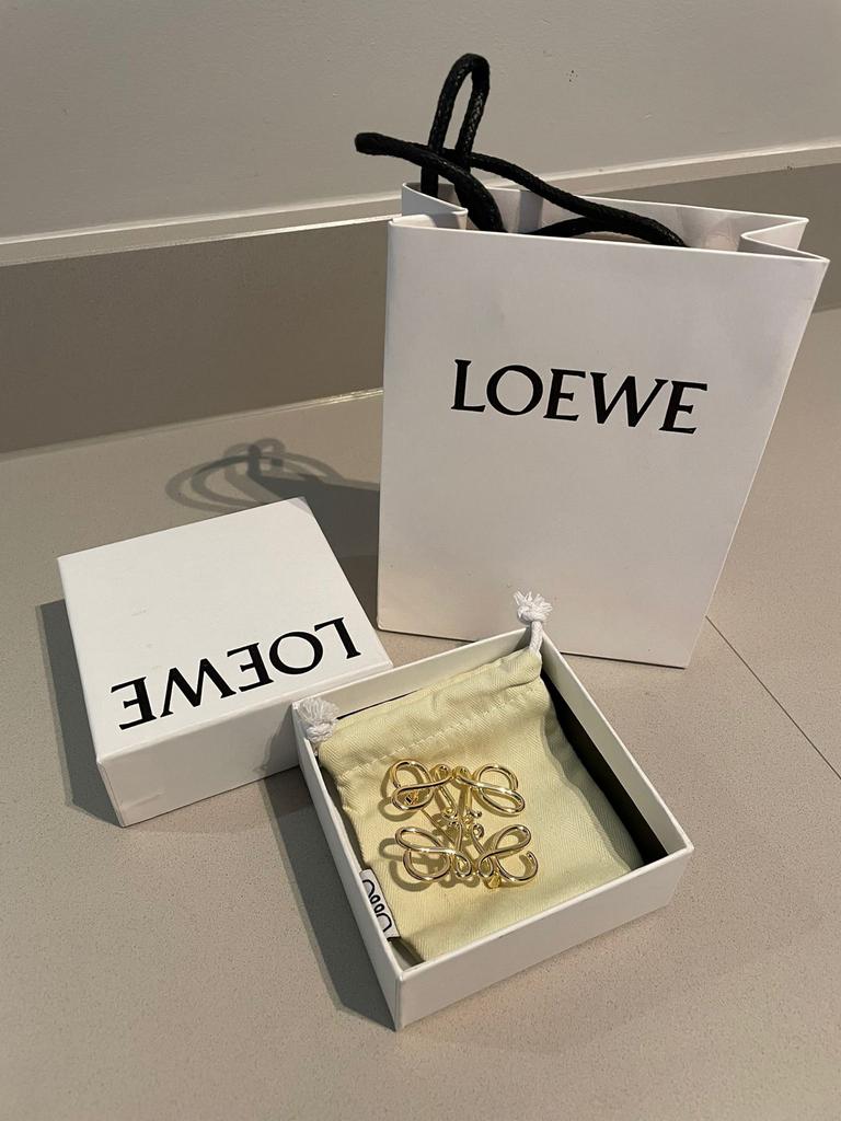 Loewe Anagram Broche Goudkleurig, Sieraden, Tassen en Uiterlijk, Broches, Overige materialen, 4 tot 7 cm, Ophalen of Verzenden