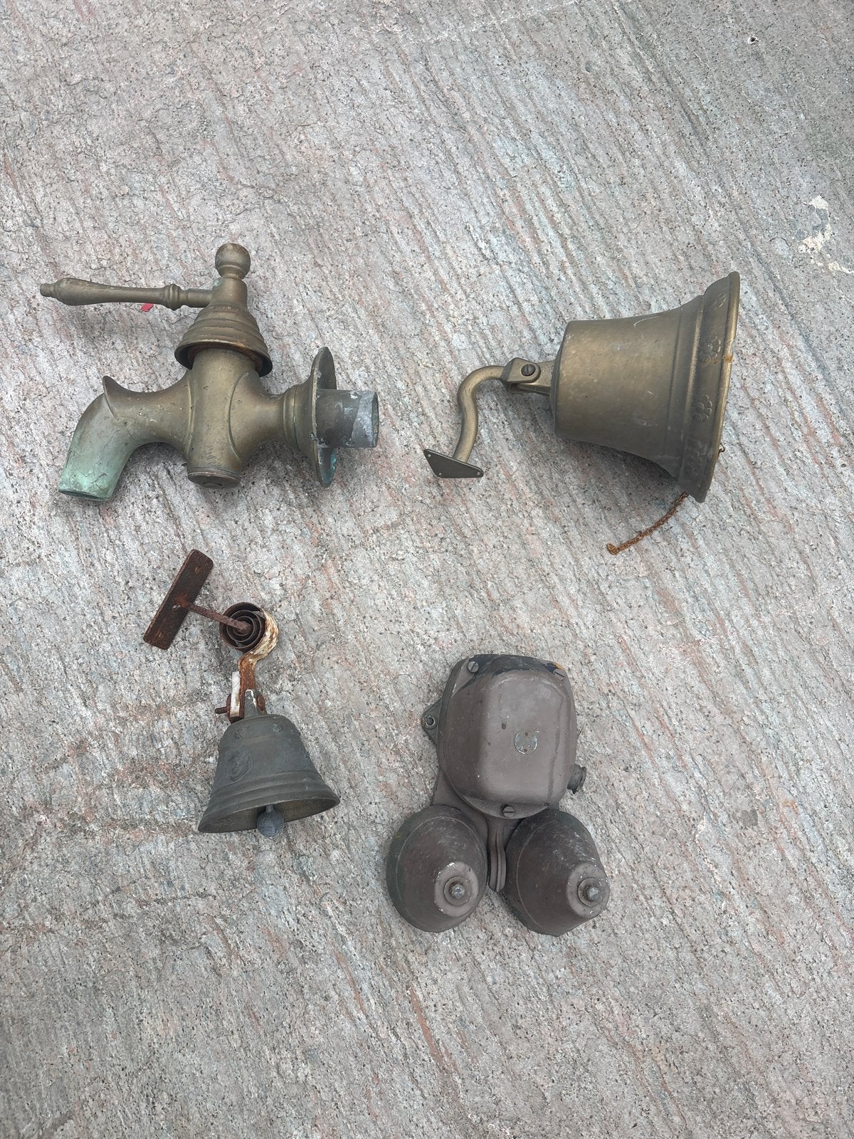 Antieke messing en koperen items: kraan, bellen, deurbel, Ophalen of Verzenden, Koper