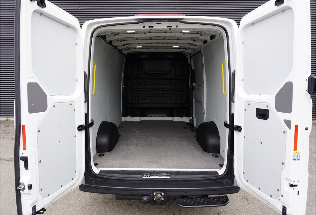 Volkswagen Crafter 35 140pk L3H2 / L2H1 Trekhaak Apple Carpl, Auto's, Voorwielaandrijving, Stof, Gebruikt, Zwart