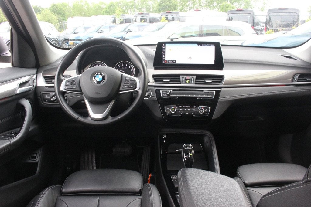 BMW X1 SDrive18i High Executive Edition | Trekhaak | Facelif, Gebruikt, Zwart, 19 km/l, 3 cilinders