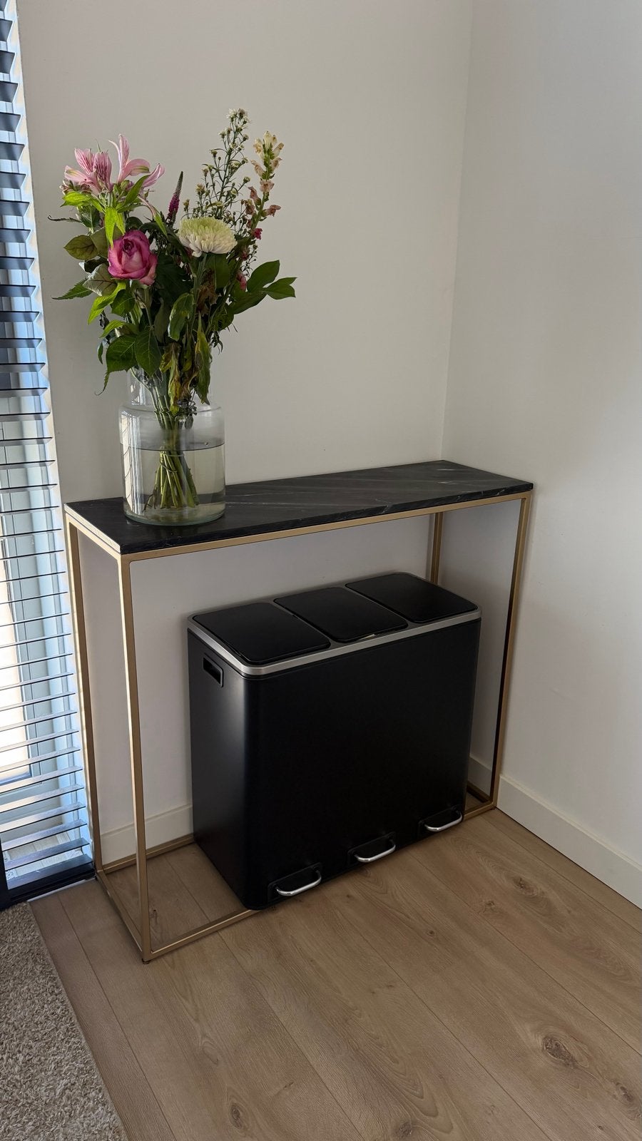 Marmeren bijzettafel/decoratietafel met gouden onderstel, Overige materialen, Nieuw, Ophalen of Verzenden, 75 cm of meer