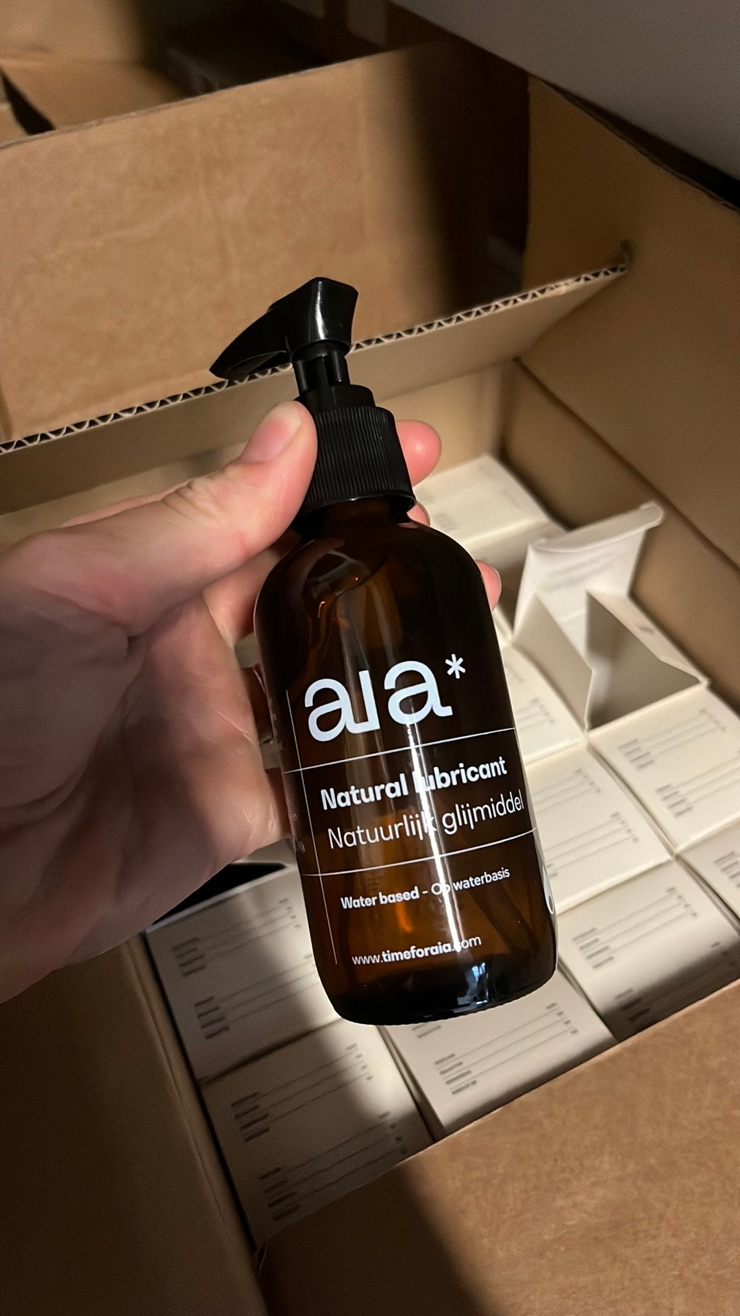 Gratis amberkleurige glazen flesjes met plastic pomp, Sieraden, Tassen en Uiterlijk, Uiterlijk | Cosmetica en Make-up, Ophalen